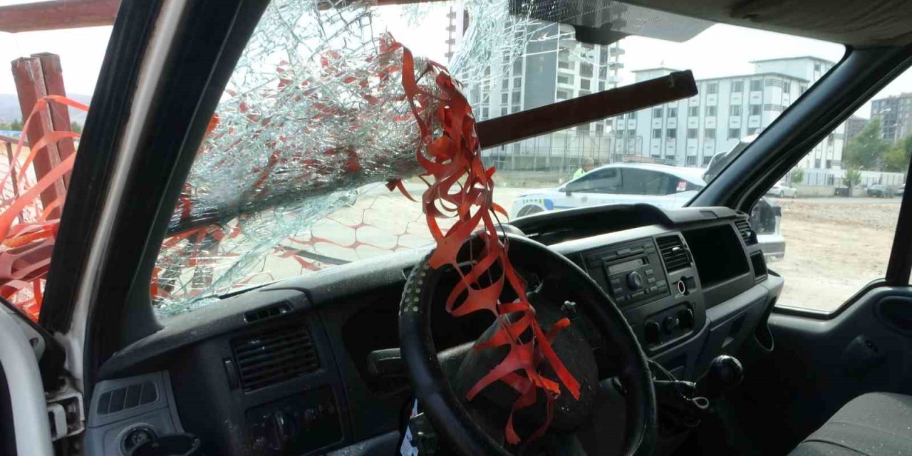 Demir korkuluk kafasına saplandı