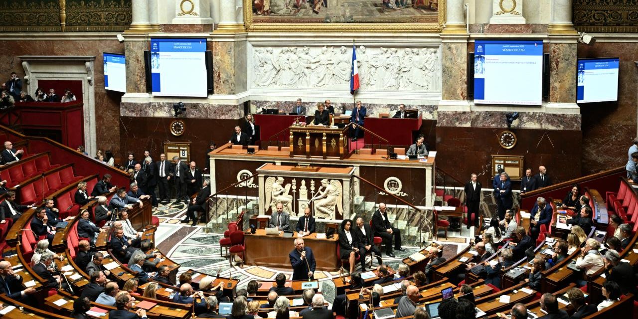 Fransa'da hükümet düştü