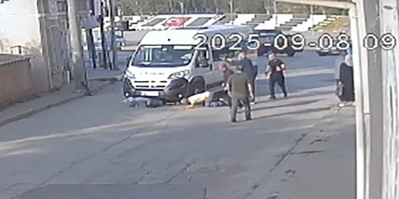 Okul yolunda feci kaza: Anne ve oğlu işçi servisinin altında kaldı