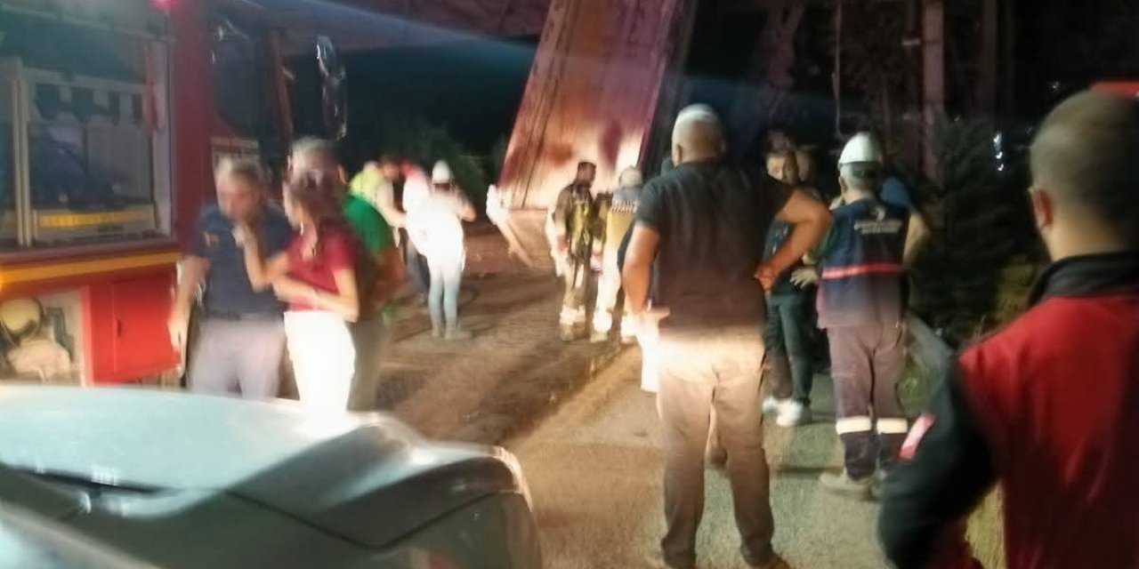 Damperi açılan kamyon kömür bandına, arkadan gelen araç da kamyona çarptı: 5 yaralı