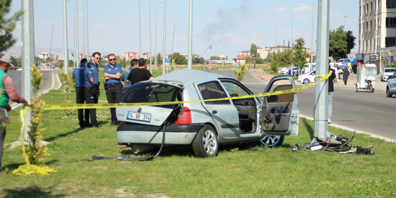 İki otomobil çarpıştı: 2 ölü, 3 yaralı