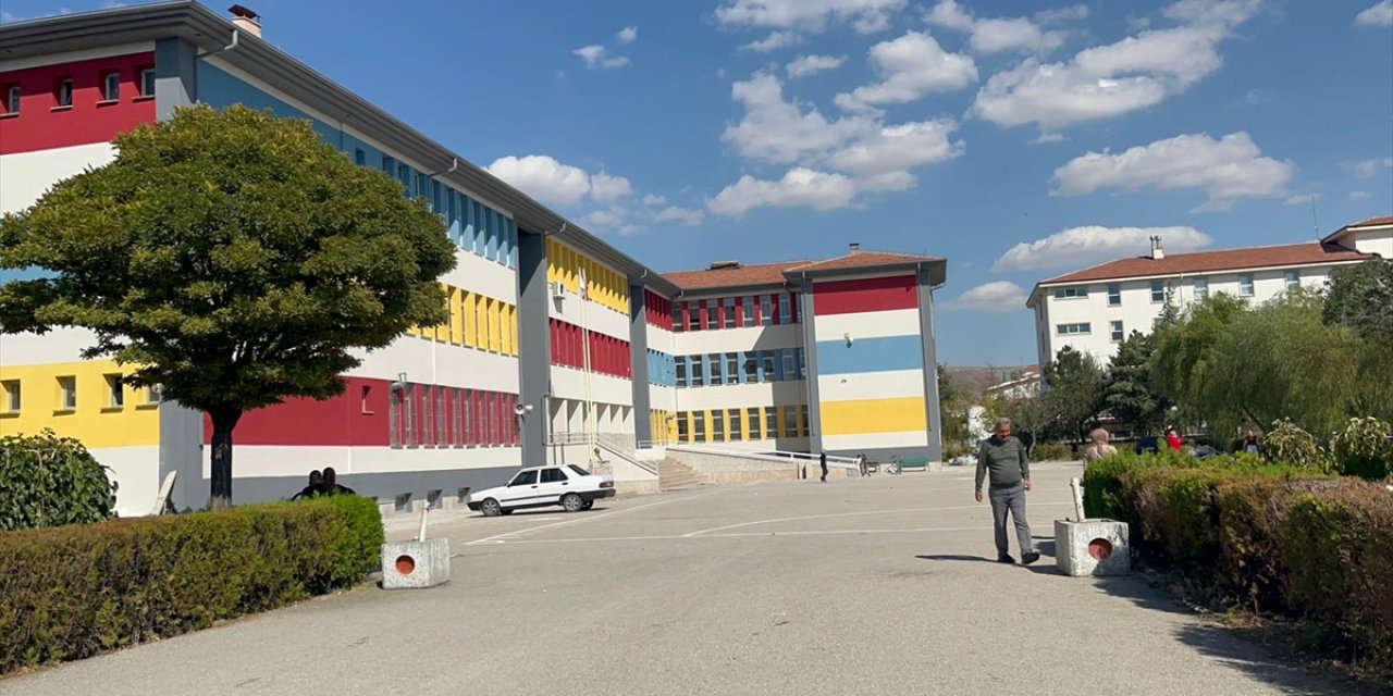 Okul müdürü okulun bahçesinde darbedildi