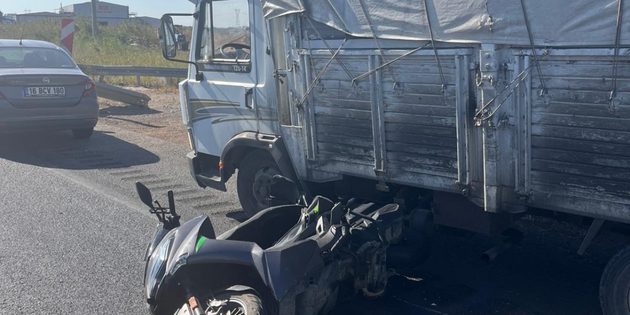 Kırmızı ışıkta bekleyen motosiklete kamyon çarptı: Baba öldü, oğlu  yaralı