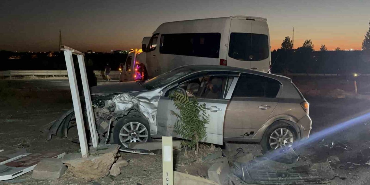 Minibüs ile otomobil çarpıştı: 12 yaralı