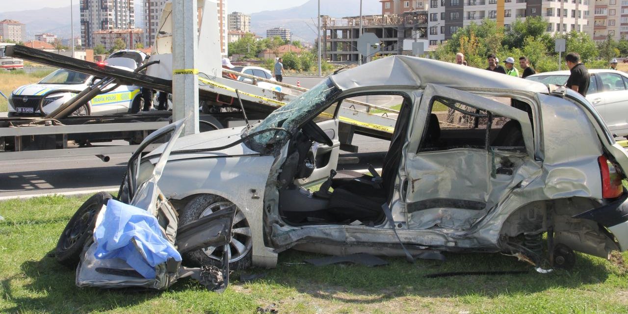 İki otomobilin çarpıştığı kazada 3 kişi öldü, 3 kişi yaralandı