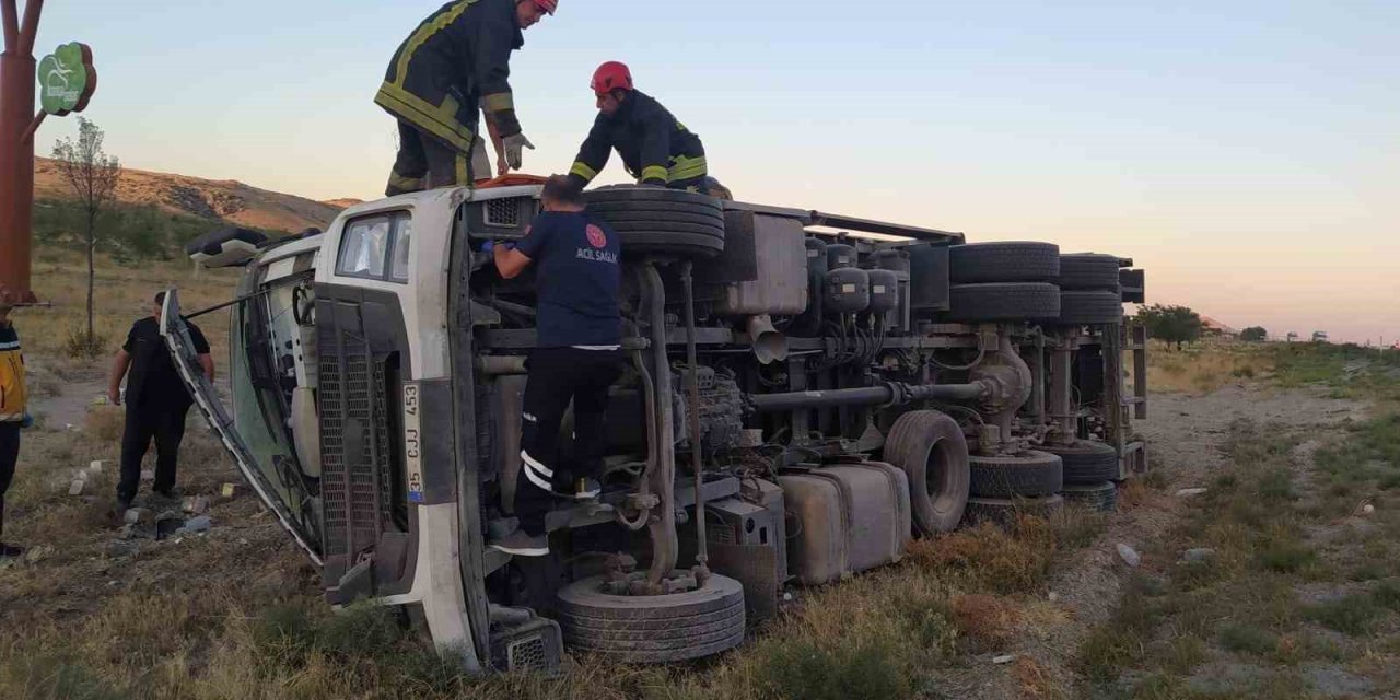 Konya'da kamyon devrildi: 2 yaralı