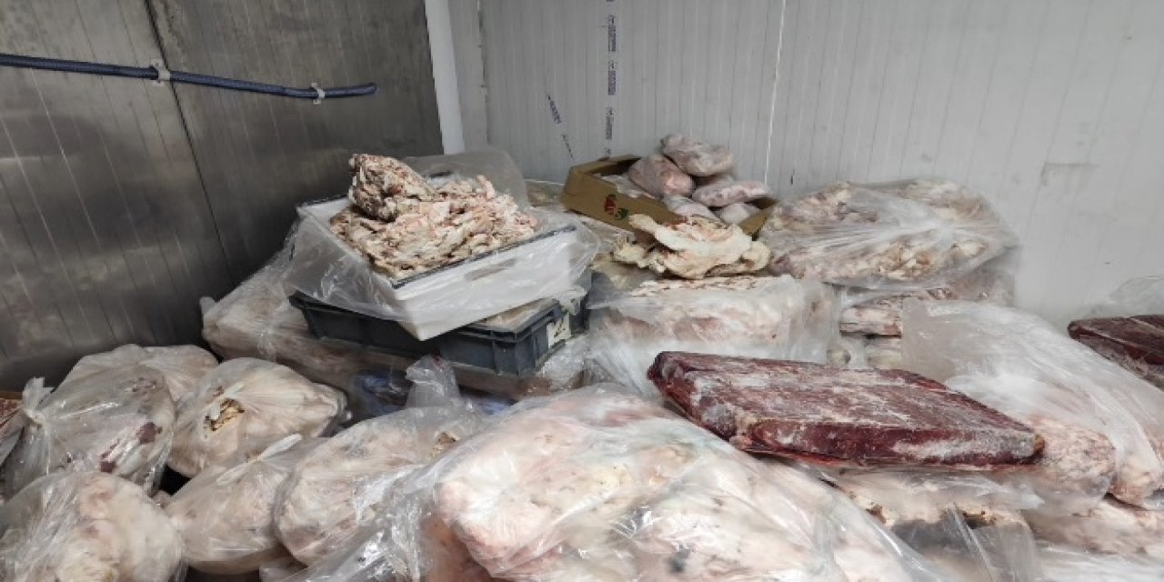 İnsan sağlığını tehlikeye sokacak 11 bin 250 kilo kaçak et ve tavuk ürünü ele geçirildi