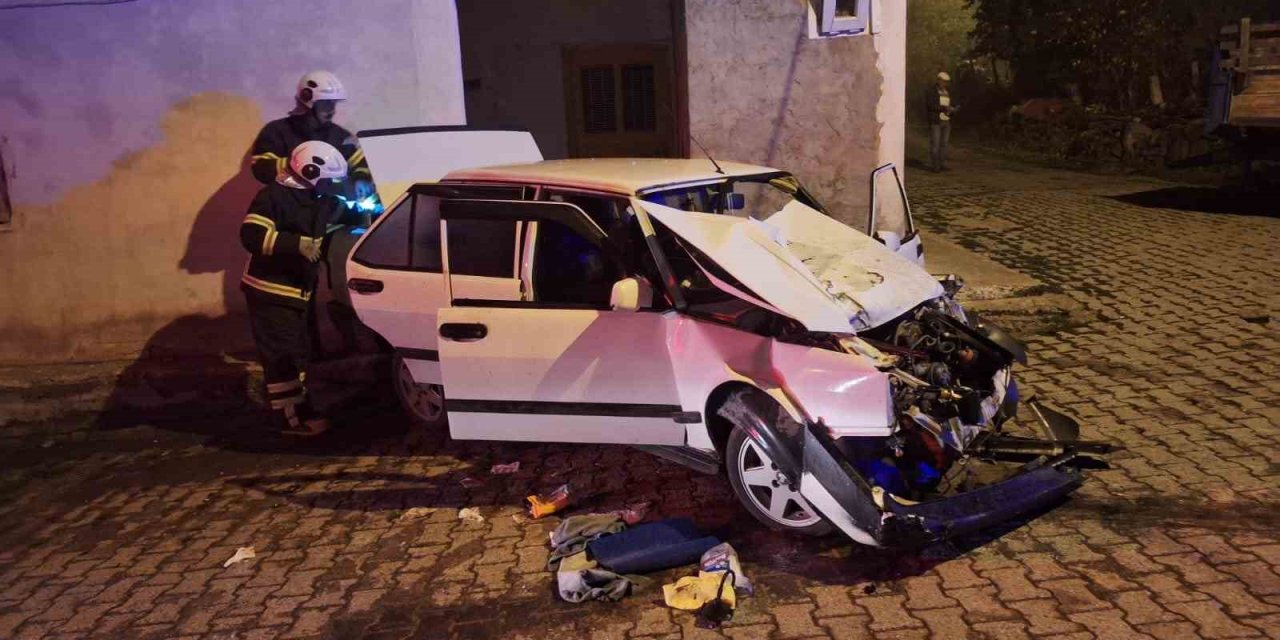 Kaza sonrası hurdaya dönen Tofaş, 1 kişiye mezar oldu