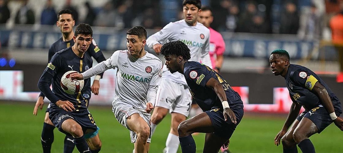 Süper Lig'de "Haliç Derbisi" yarın oynanacak