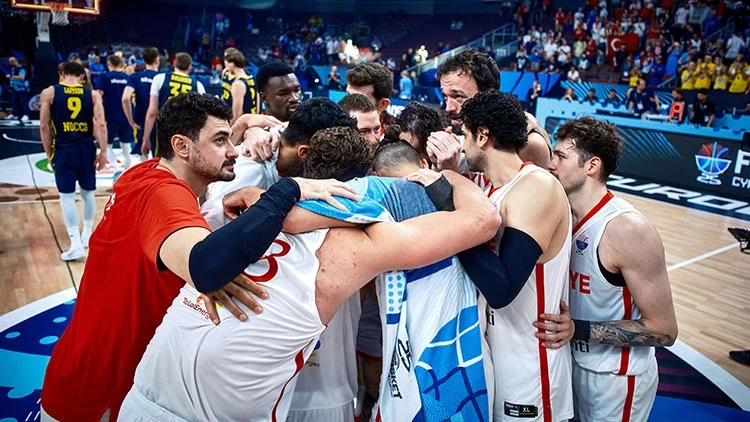 Hedefimiz final! 12 Dev Adam, Yunanistan karşısında parkede