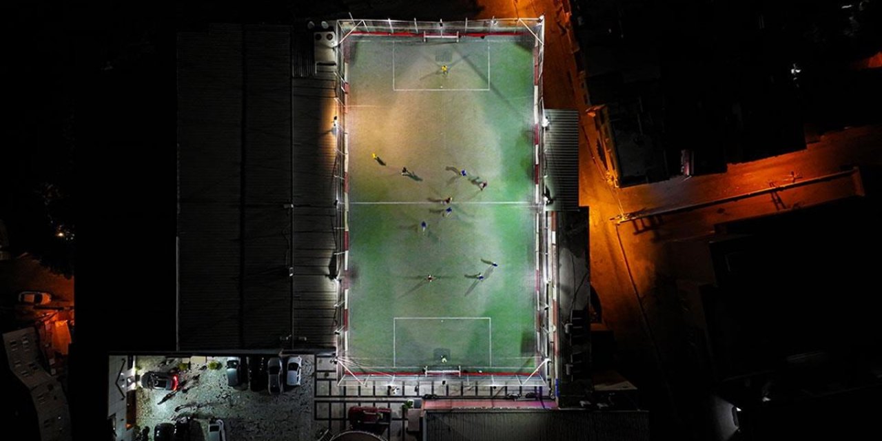 5 katlı binanın çatısında halı saha keyfi