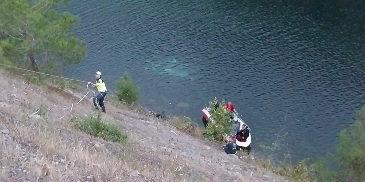 Kızılırmak'a uçan otomobildeki anne- oğul öldü, baba kurtarıldı