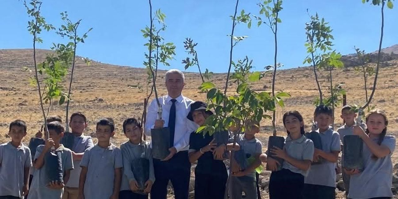 Konya Karapınar’da "100 Öğrenci 100 Fidan" etkinliği