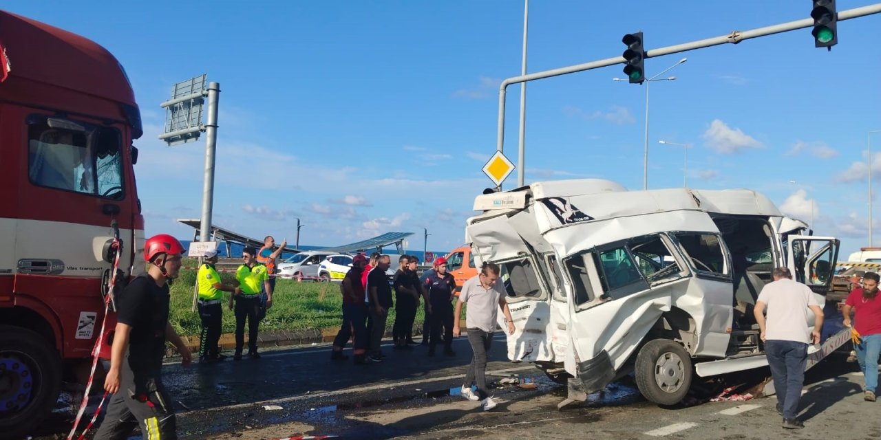 TIR, trafik ışıklarında bekleyen minibüse çarptı: 15 yaralı