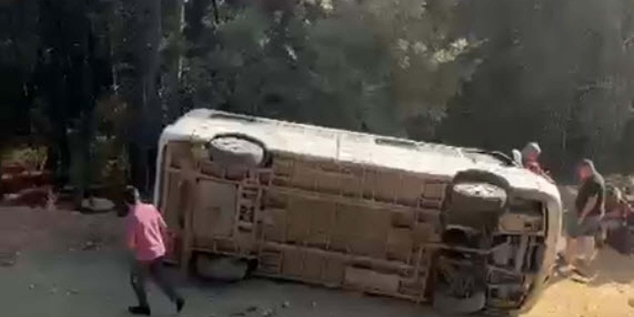 Balıkesir'de tur minibüsü şarampole devrildi: 13 yaralı