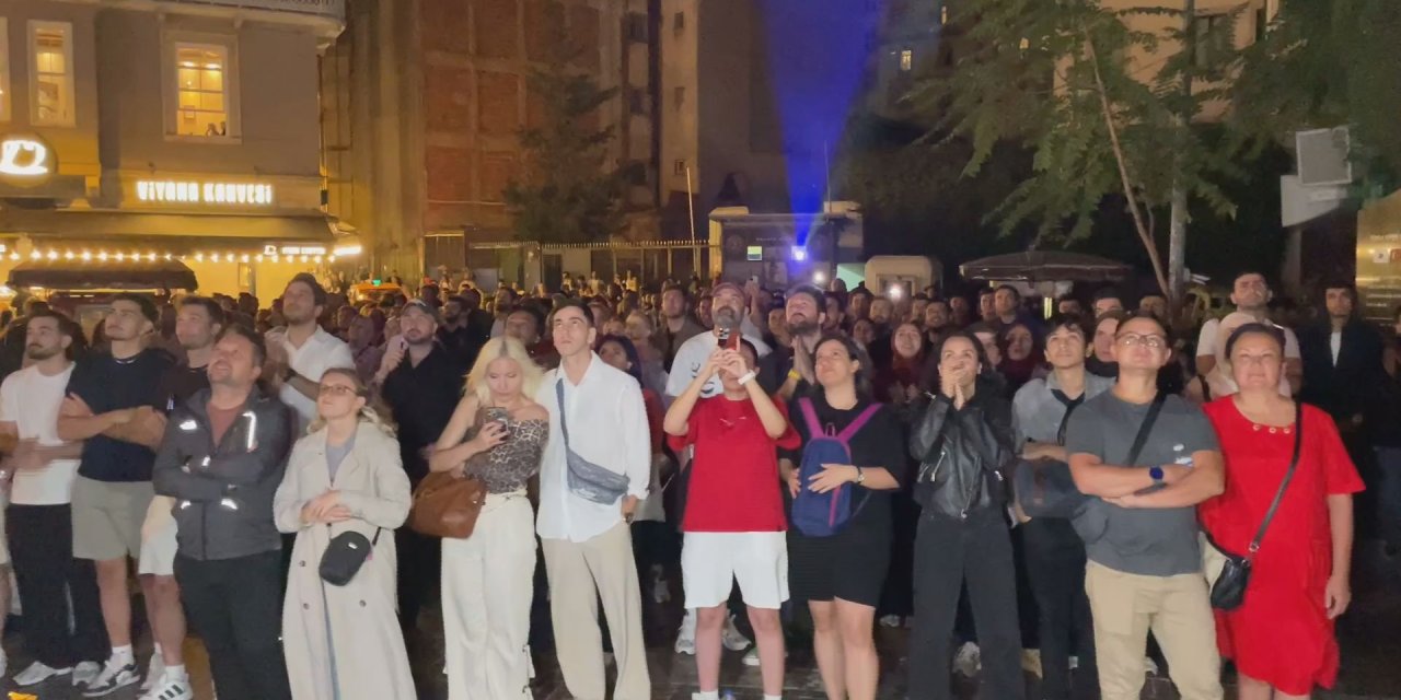 12 Dev Adam'ın final mücadelesi Galata Kulesi'ne yansıtıldı