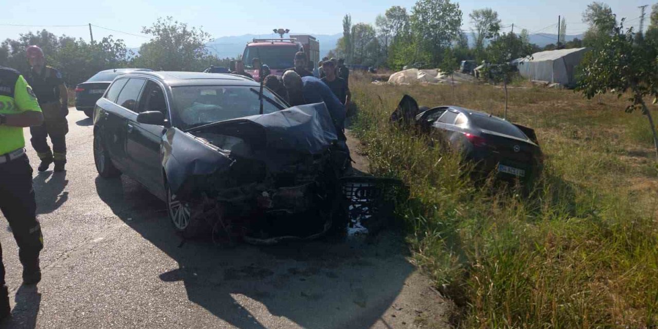 Otomobiller kafa kafaya çarpıştı: 4 yaralı