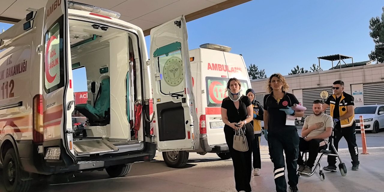 İki otomobil kafa kafaya çarpıştı: 4 yaralı