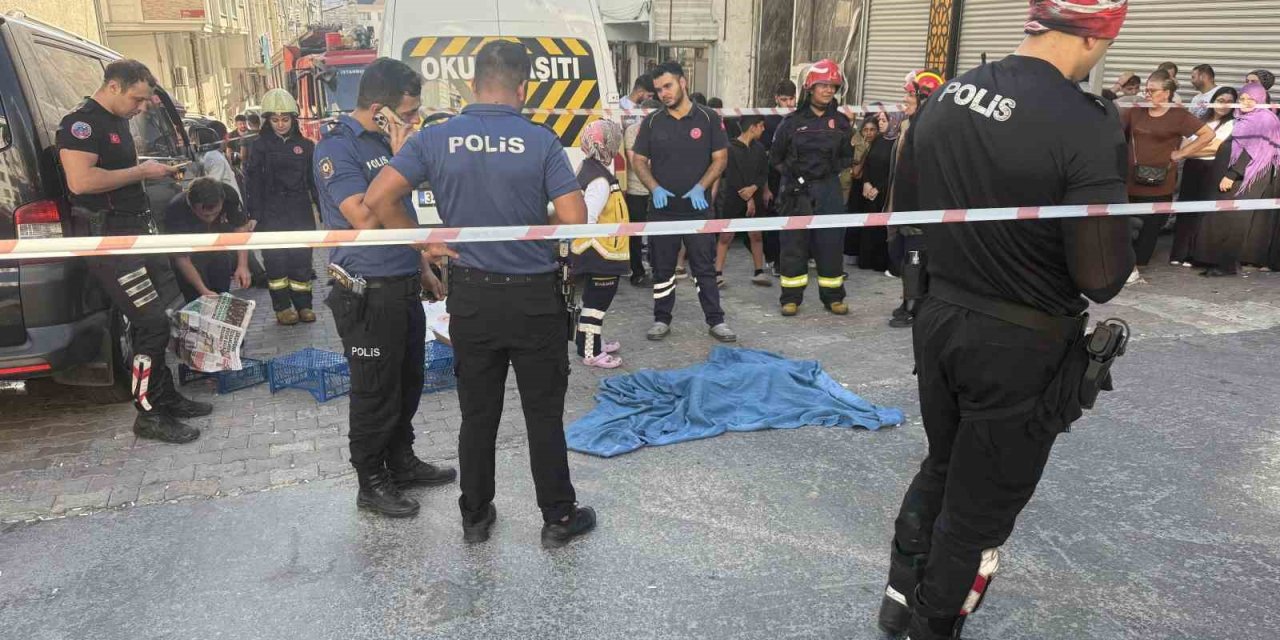 Servis minibüsü anne-oğula çarptı: 1 yaşındaki çocuk öldü