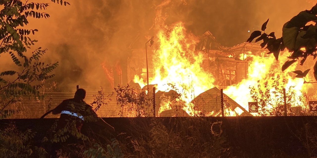 Sanayi sitesinde büyük yangın! Alevler geceyi aydınlattı
