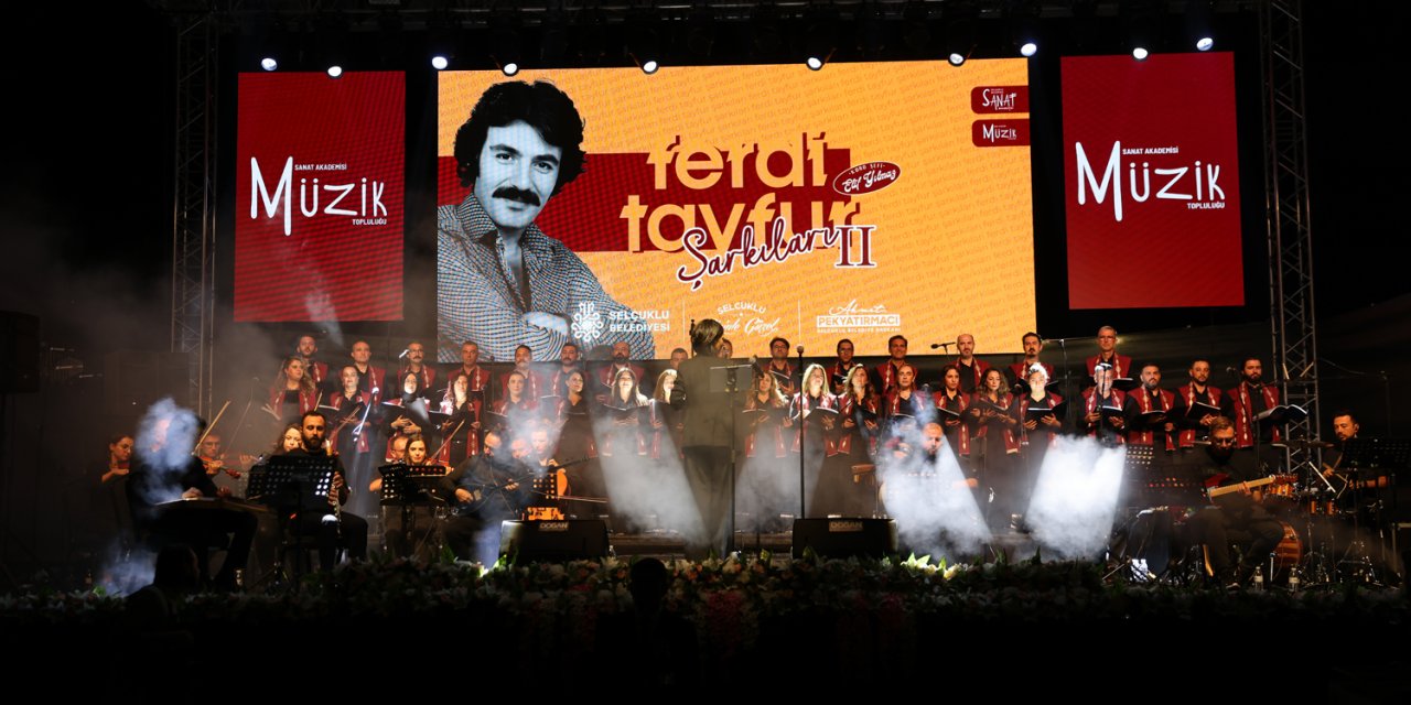 Konya'daki açık hava konseri müzikseverlere unutulmaz gece yaşattı