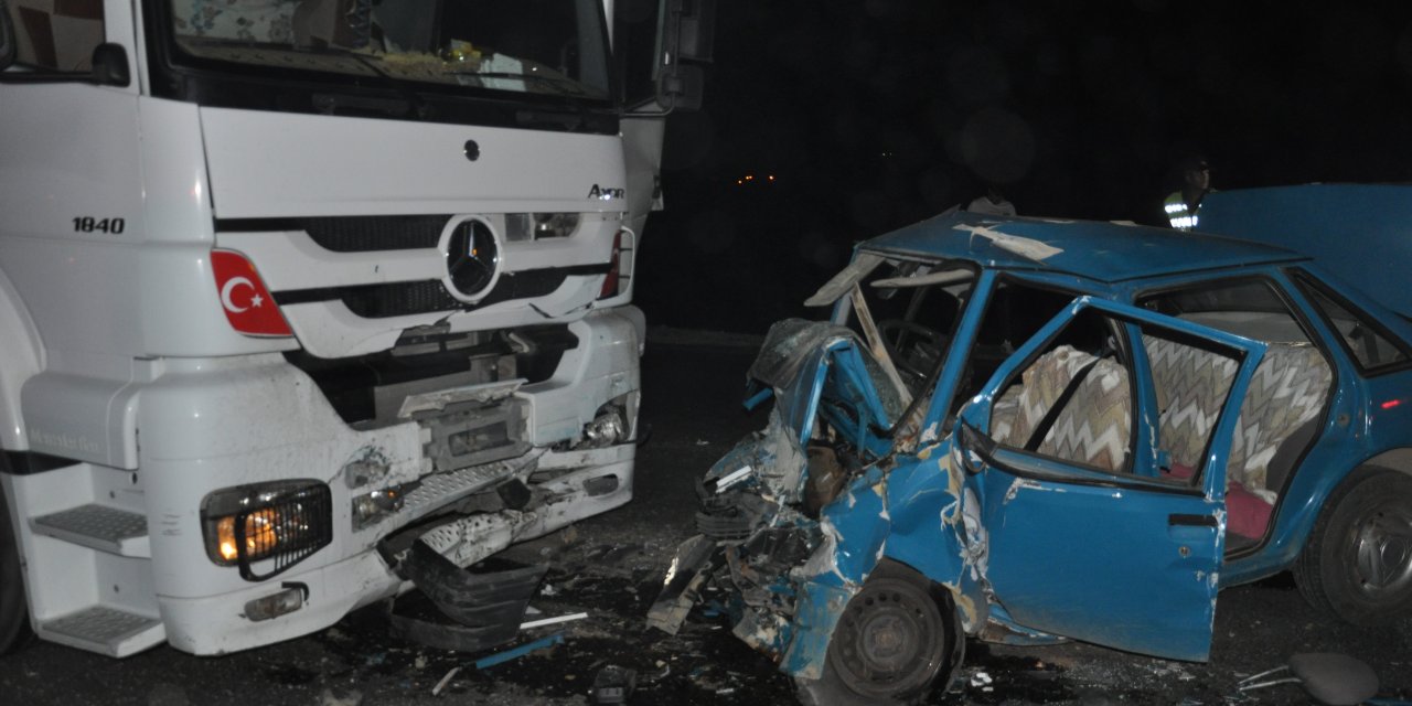 Tır ile otomobil kafa kafaya çarpıştı: 3 ölü