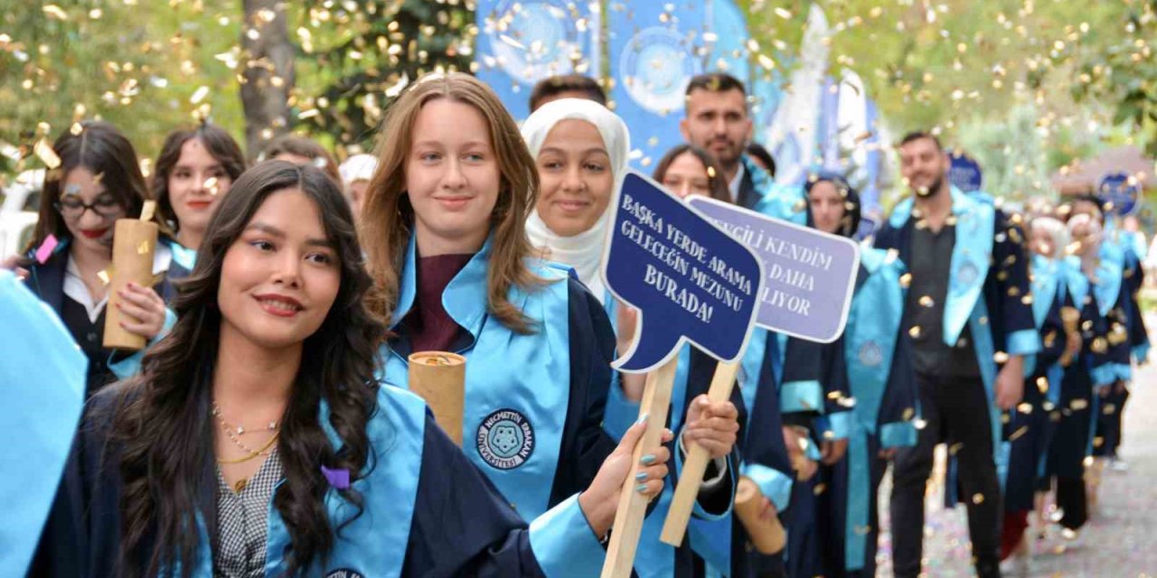 NEÜ'de "Bölüm birincileri mezuniyet ve geleceğe mesaj töreni" coşkusu