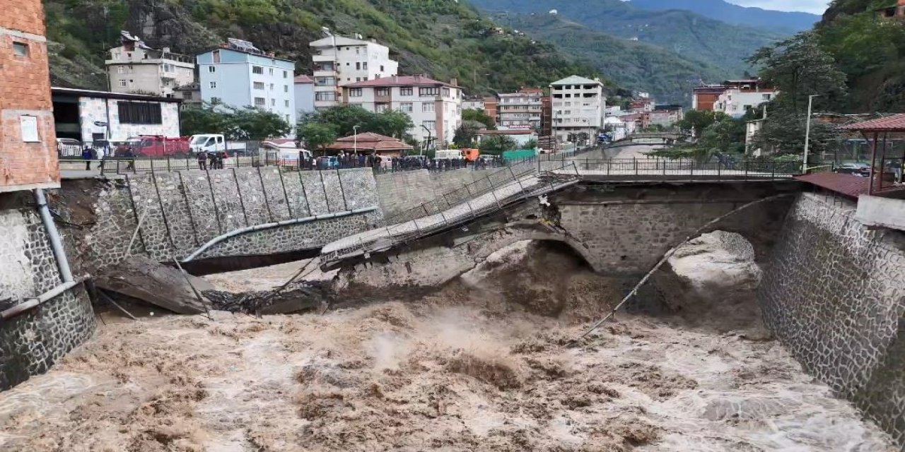 Asırlık tarihi köprü sel sularına dayanamayarak yıkıldı
