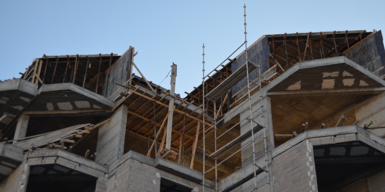 Kalıp ustası, inşaatın 4’üncü katından düşüp öldü