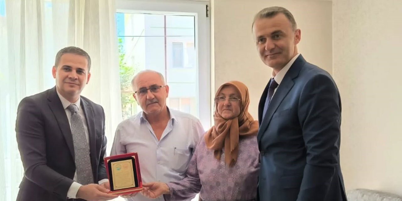 Konya'da örnek çiftlere plaket verildi