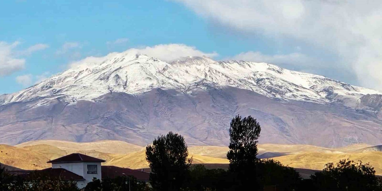 Süphan Dağı beyaza büründü