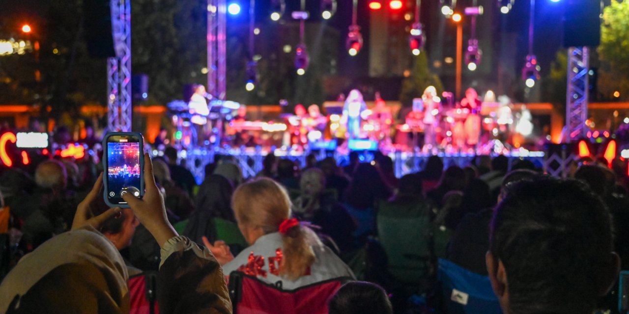 Binlerce Konyalı eşlik etti... 90’lar rüzgarı esti