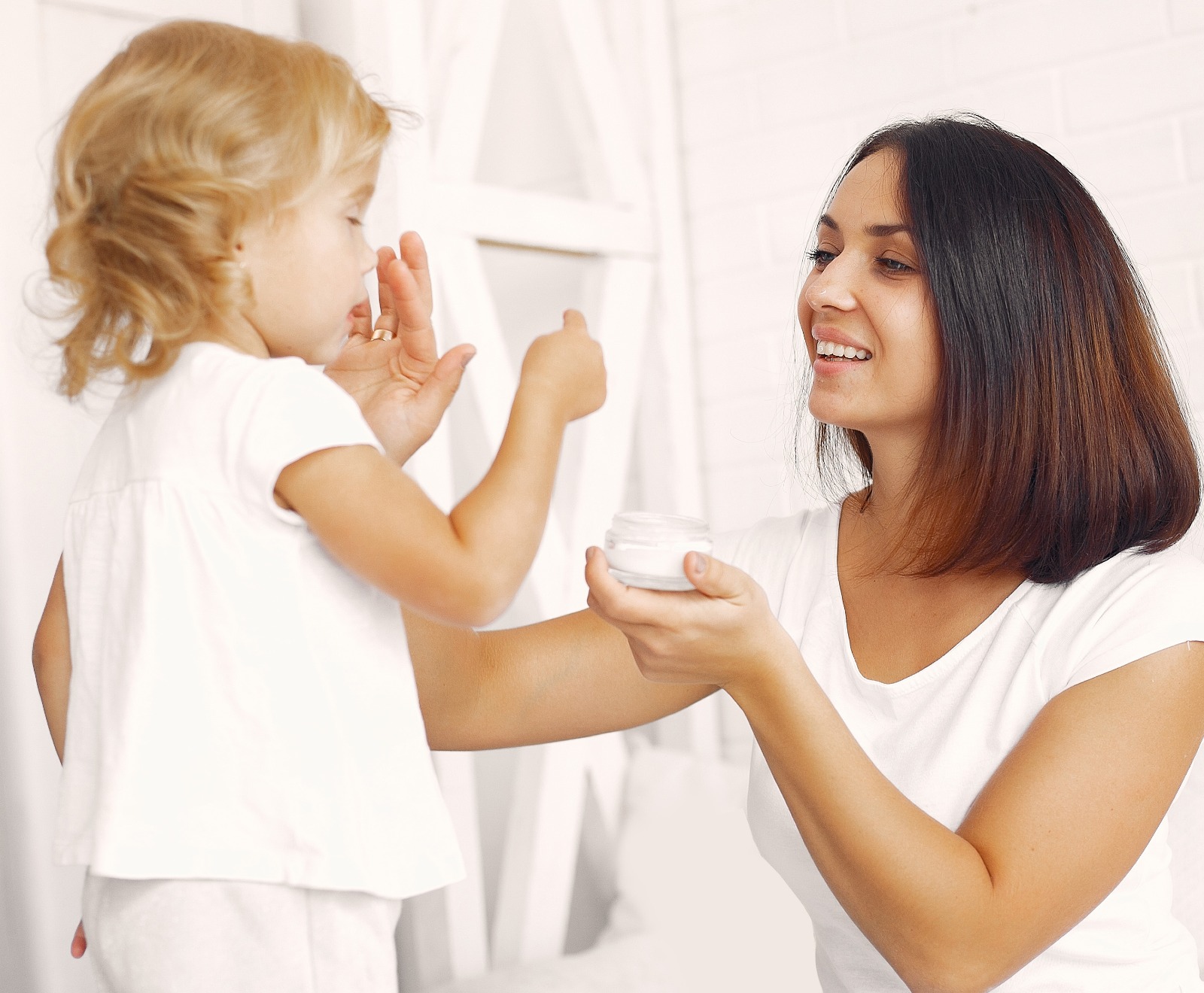 Normal ciltler için nemlendirici önerileriyle aile boyu cilt bakımı