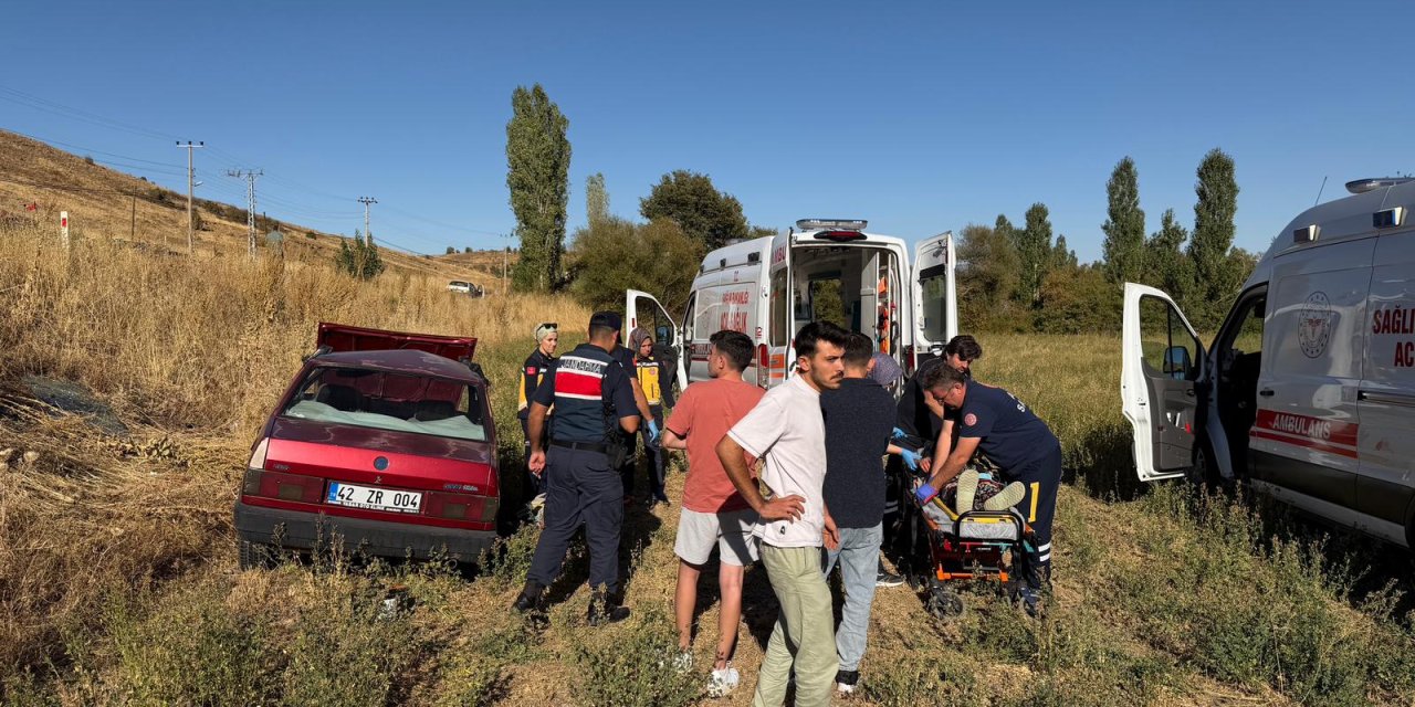 Konya'da yoldan çıkarak boş araziye giren otomobildeki çift yaralandı