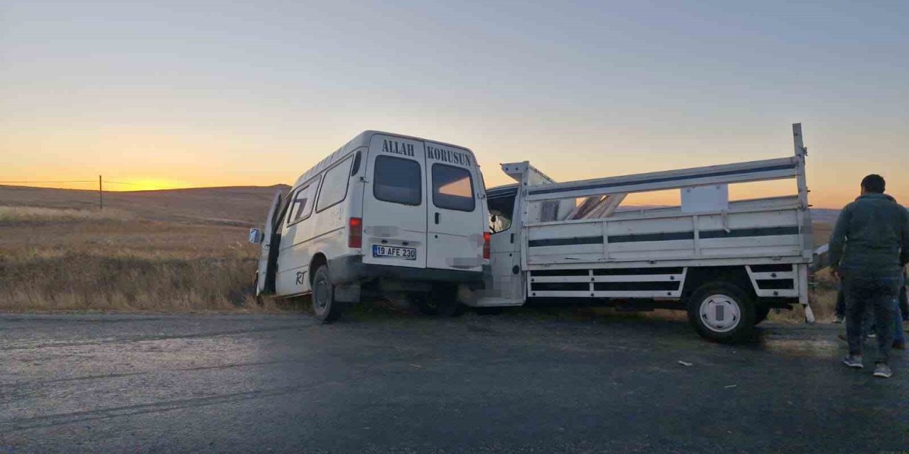 Minibüs kamyonetle çarpıştı: 4 kişi yaralandı