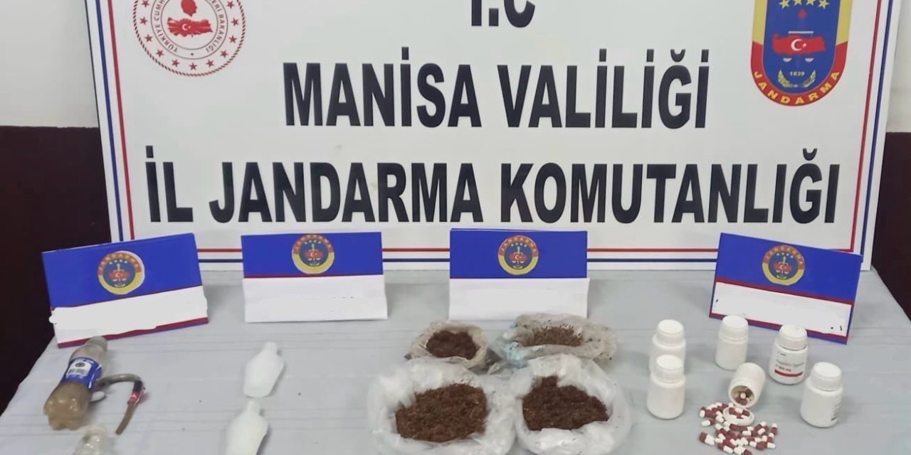 Evinde 1 kilo uyuşturucu ve yüzlerce hapla yakalandı