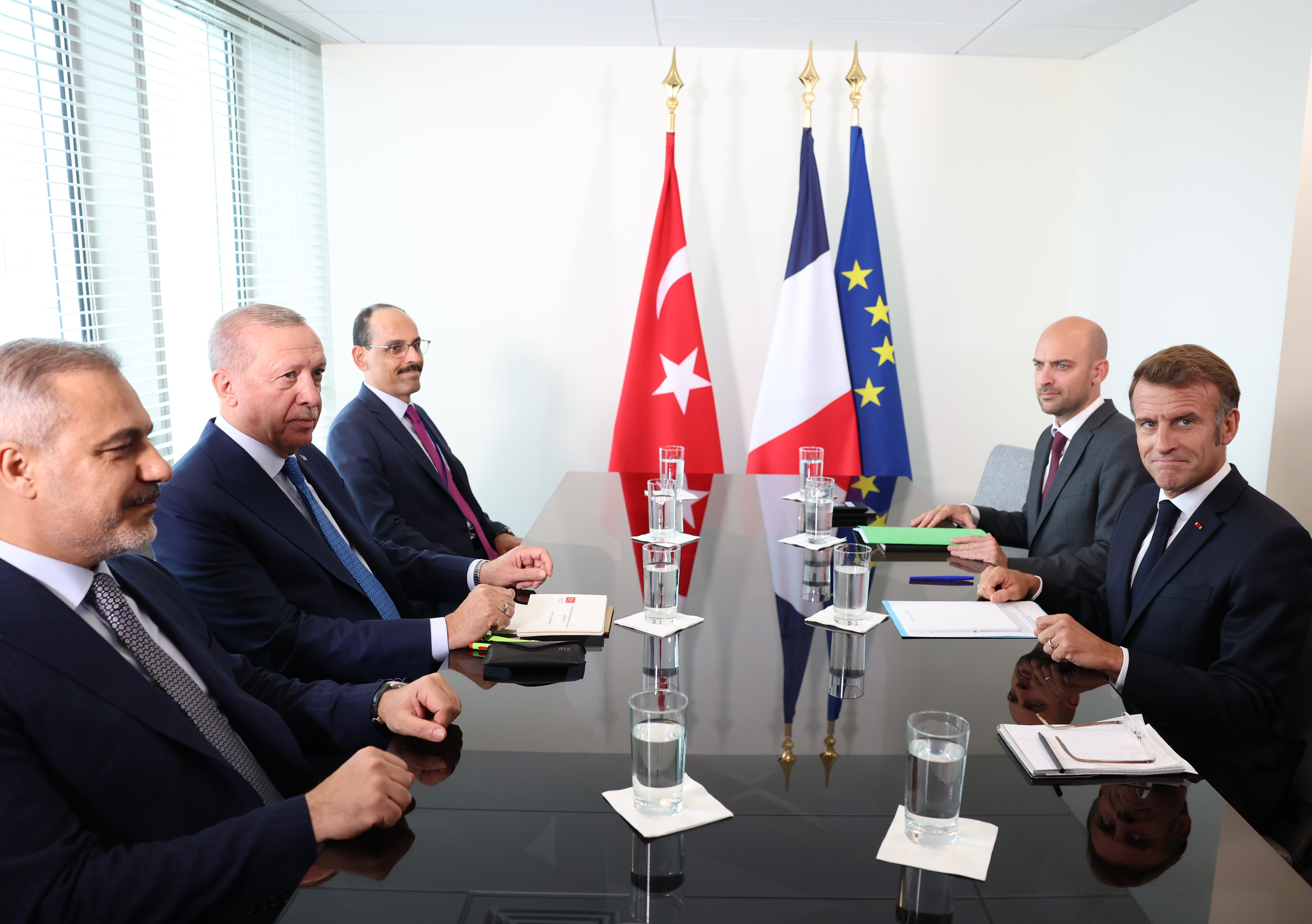 Cumhurbaşkanı Erdoğan'dan önemli görüşme! Macron ile görüştü