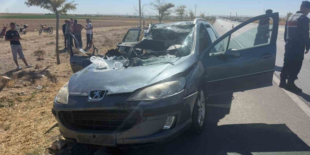Aksaray-Konya karayolunda tıra arkadan çarpan otomobil hurdaya döndü