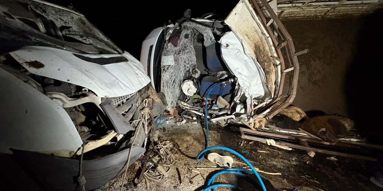 İki tırın çarpıştığı feci kazada 2 kişi öldü, 1 kişi yaralandı