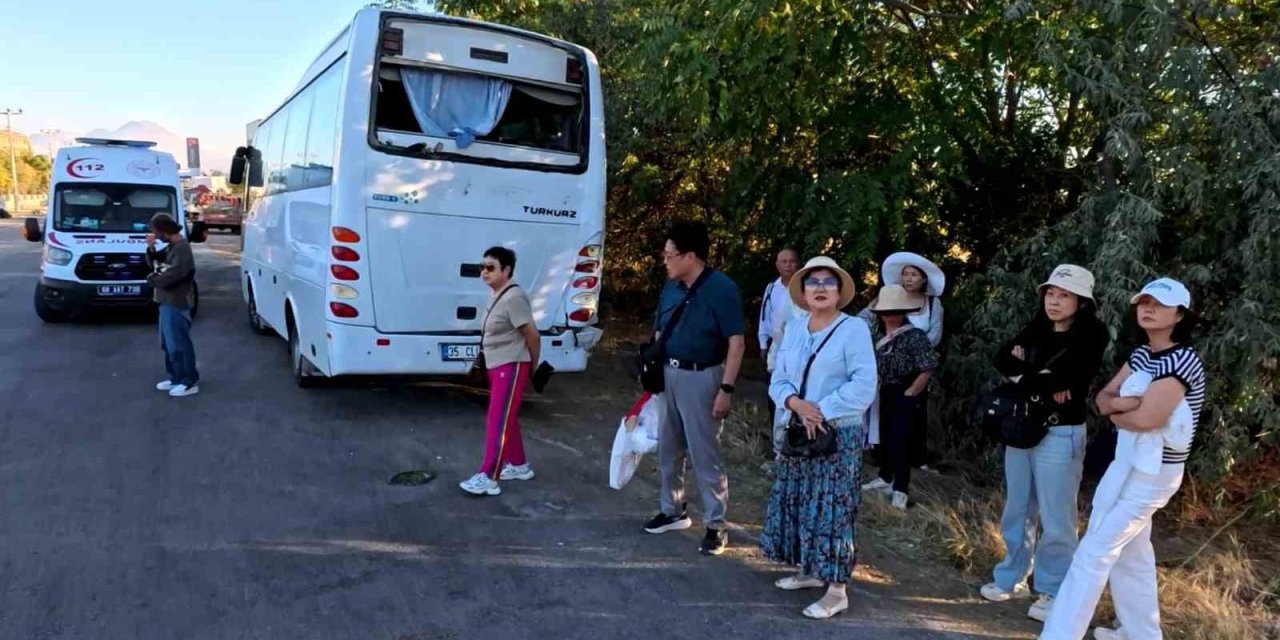 Konya'daki geziden dönen turistleri taşıyan midibüse tır çarptı: 5 turist yaralı
