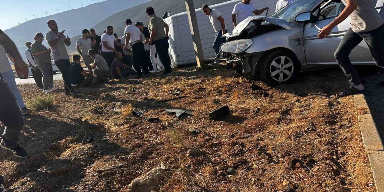 Otomobil ile minibüs çarpıştı: 5 yaralı