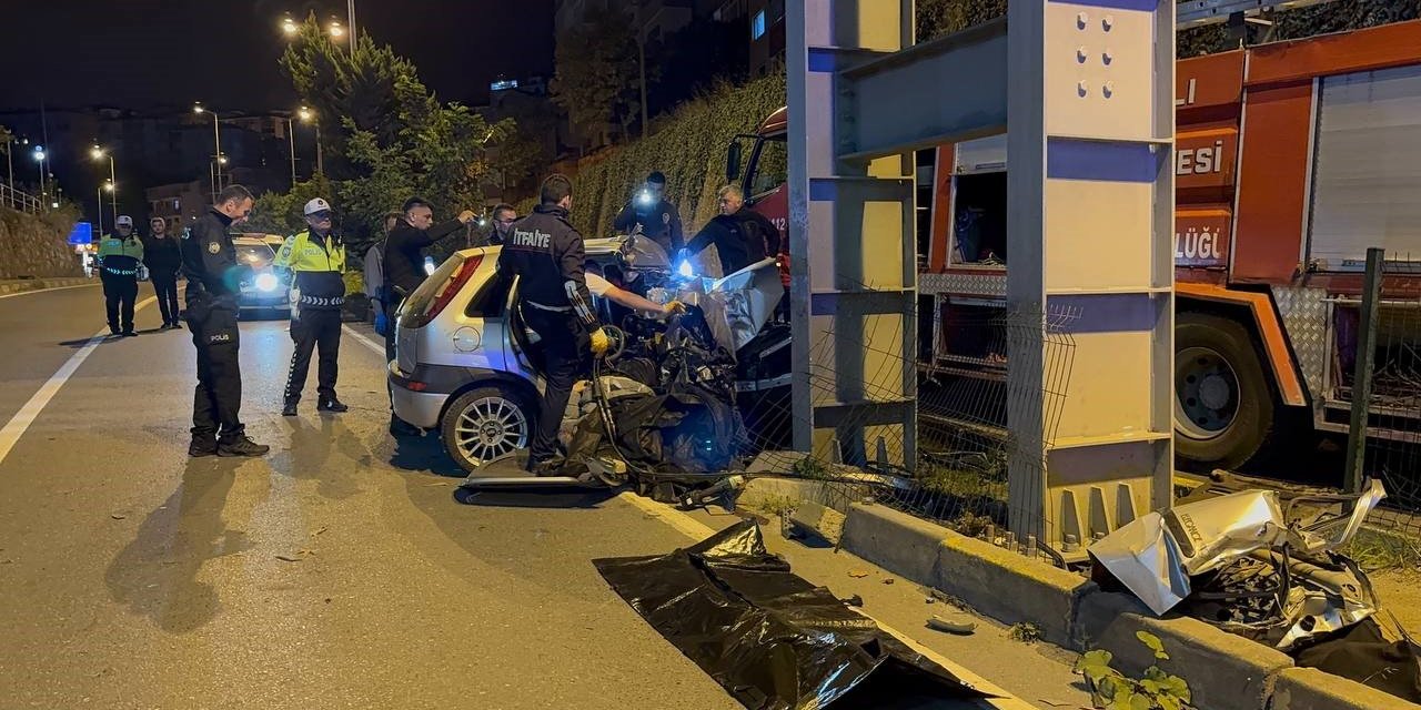 Üst geçidin ayağına çarpan otomobil hurda yığınına döndü: 2 ölü
