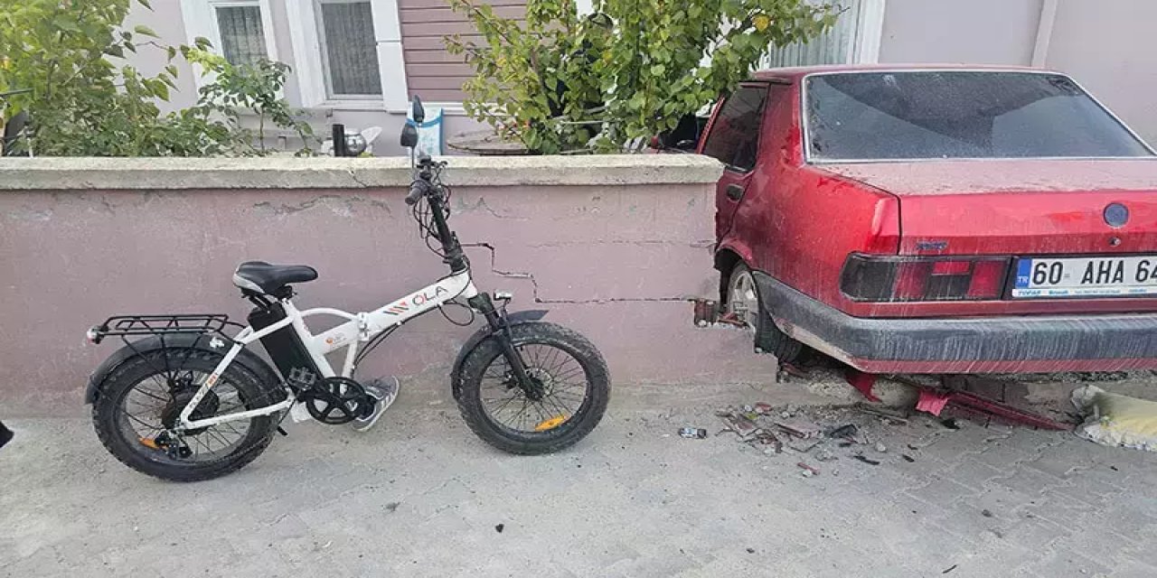 Otomobil elektrikli bisiklete çarptı: 3 çocuk yaralı
