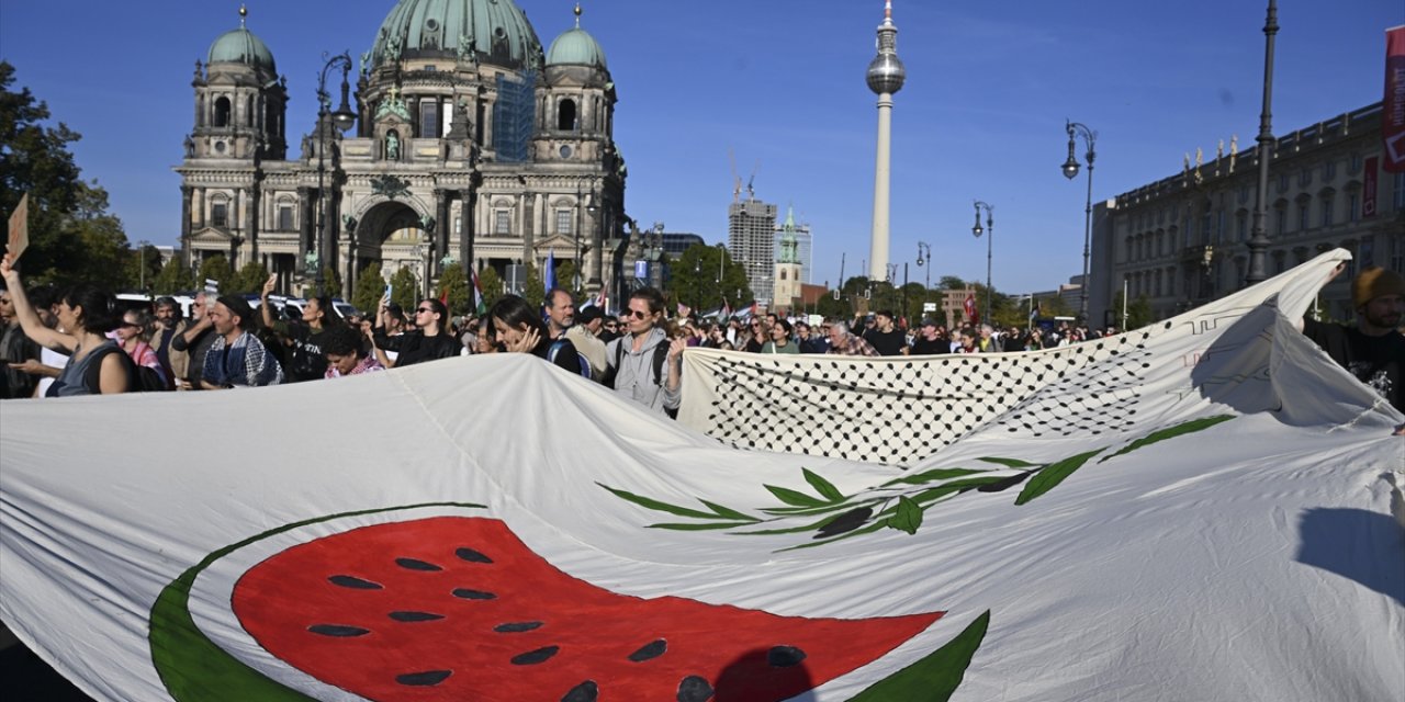 Berlin'de düzenlenen Filistin'e destek yürüyüşüne 100 bini aşkın kişi katıldı