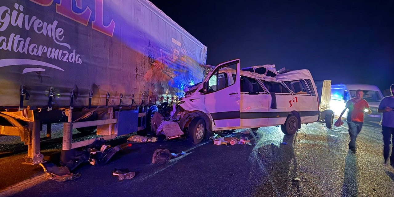 Minibüs TIR'a çarptı; 3 ölü, 16 yaralı
