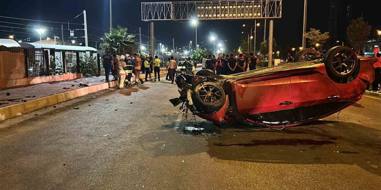 Otomobil, kaldırımdaki yayalara çarptı: 3 ölü, 3 yaralı