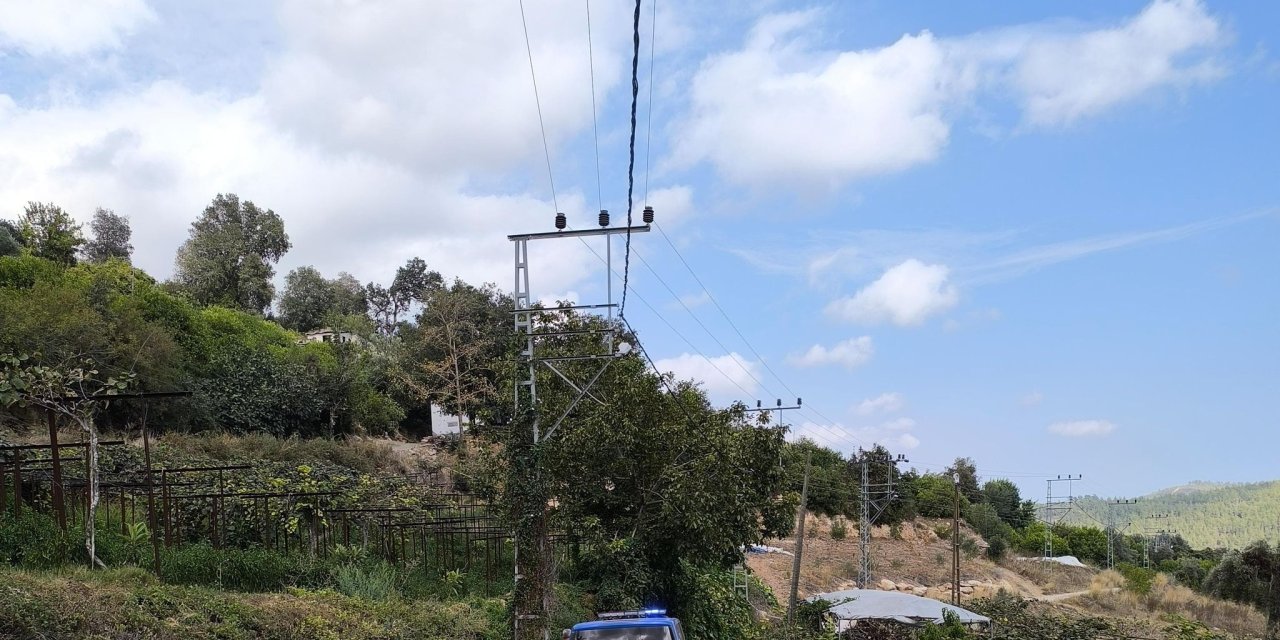 Elektrik çarptı, hastaneye götürülürken trafik kazasında öldü