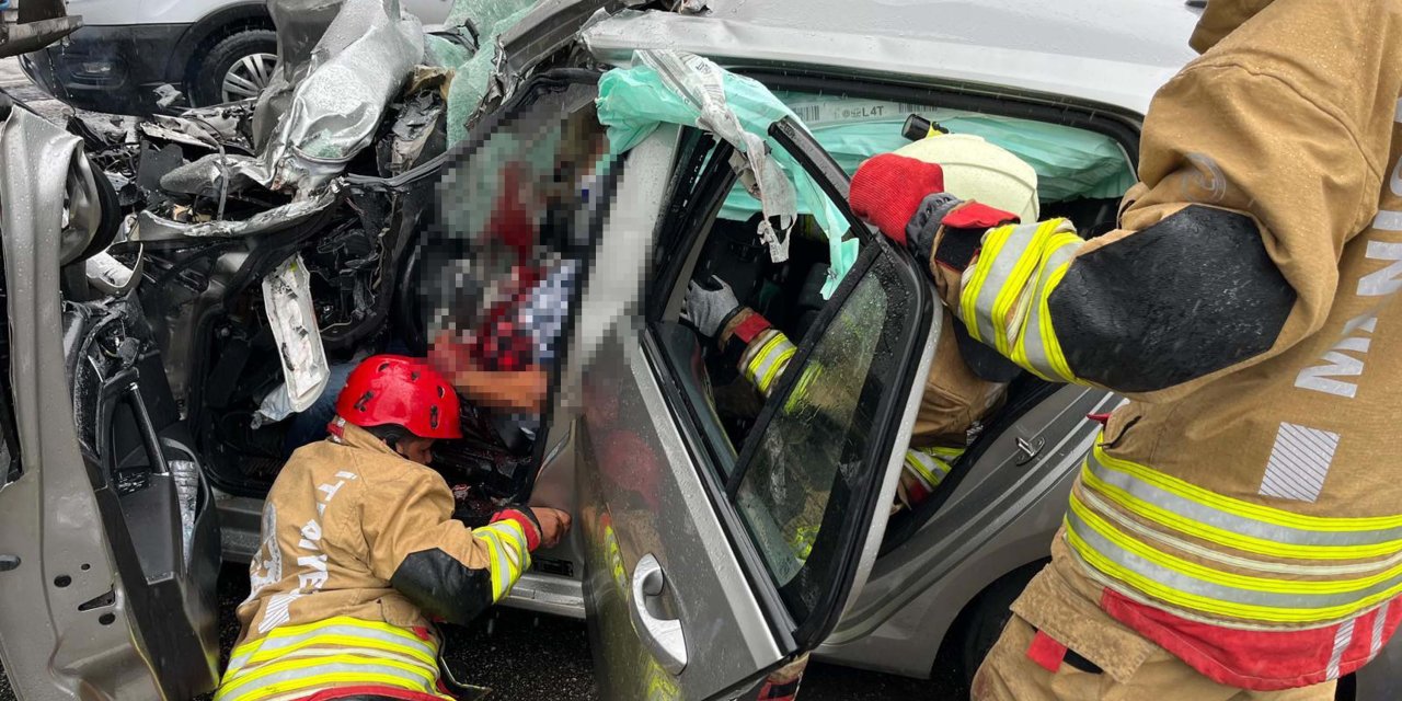 Tır, kamyonet ve 3 otomobilin karıştığı zincirleme kaza: 1 ölü, 2 yaralı