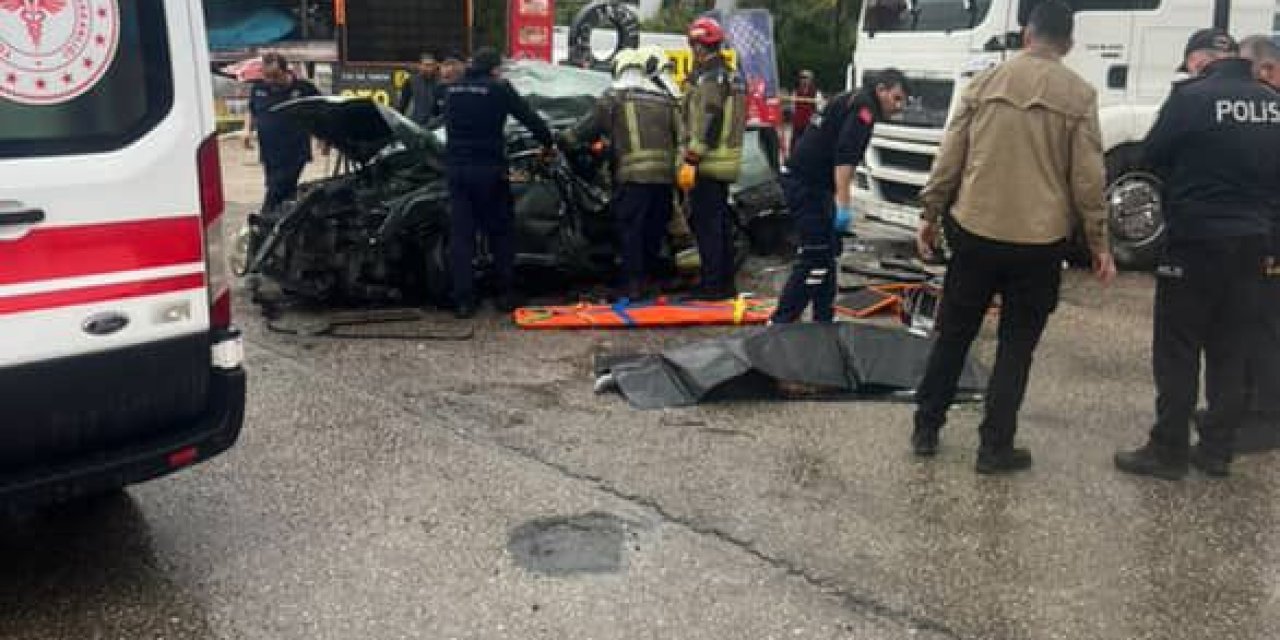 Otomobil, park halindeki tankere çarptı: 3 ölü, 2 yaralı