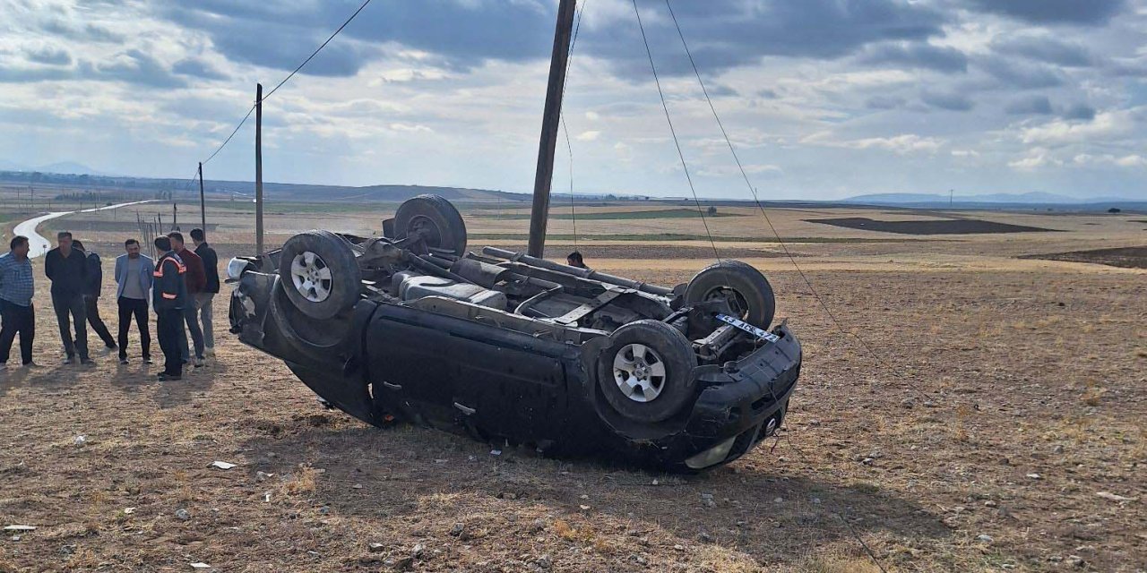 Tarlaya devrilen kamyonetin sürücüsü hayatını kaybetti